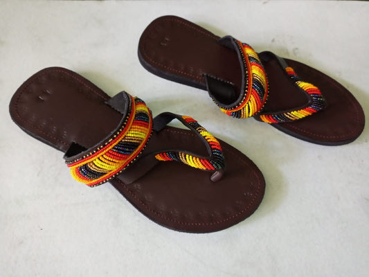 Afrikanische handgefertigte Perlensandalen