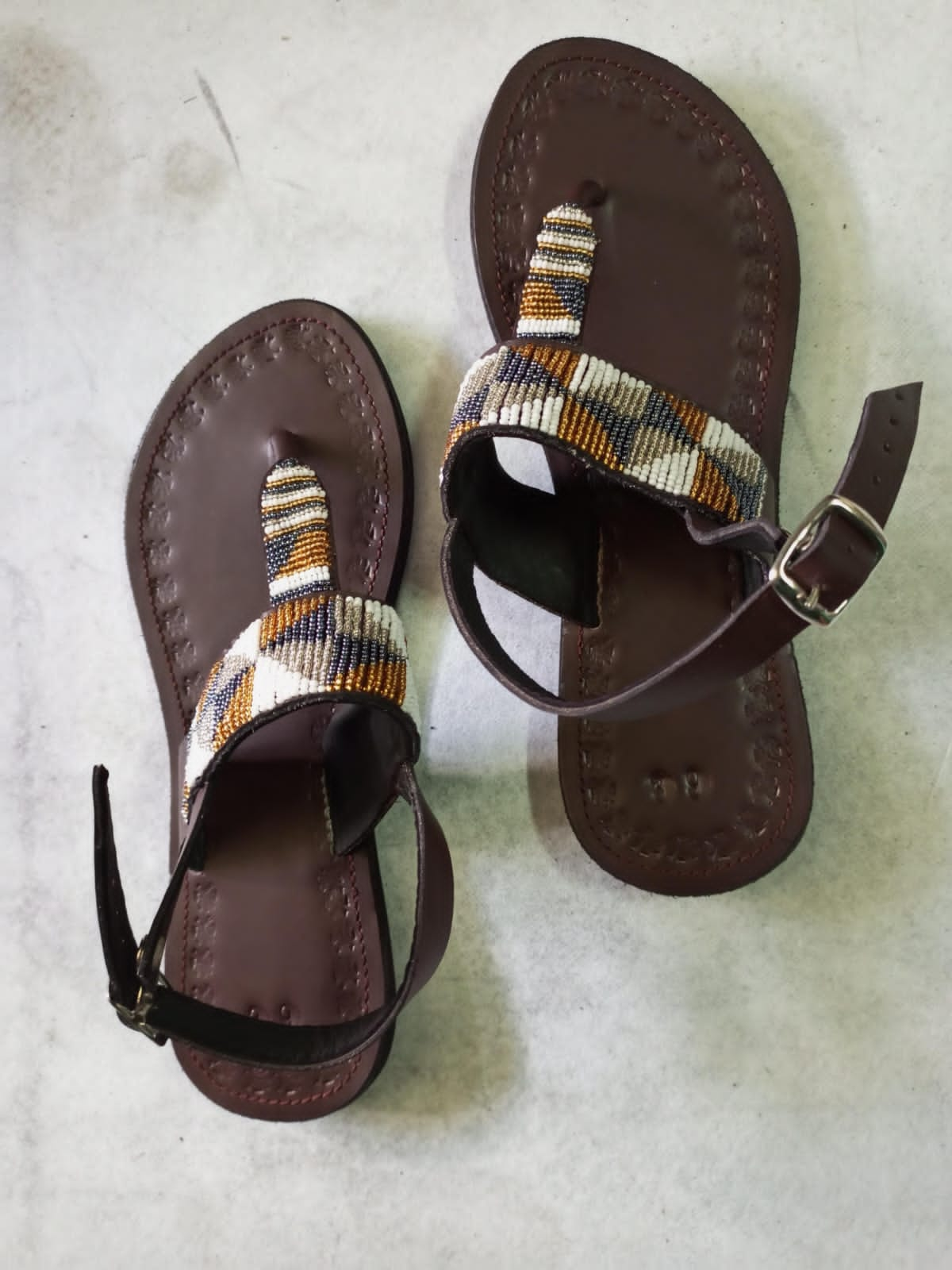 Afrikanische handgefertigte Perlensandalen