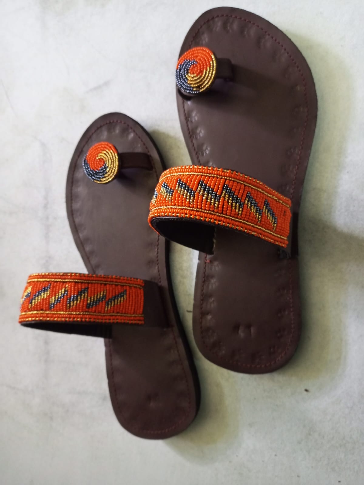 Afrikanische handgefertigte Perlensandalen