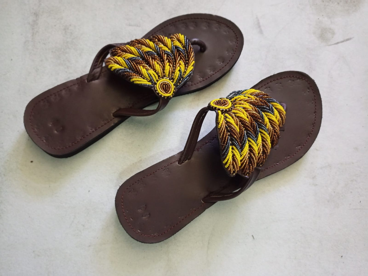 Afrikanische handgefertigte Perlensandalen