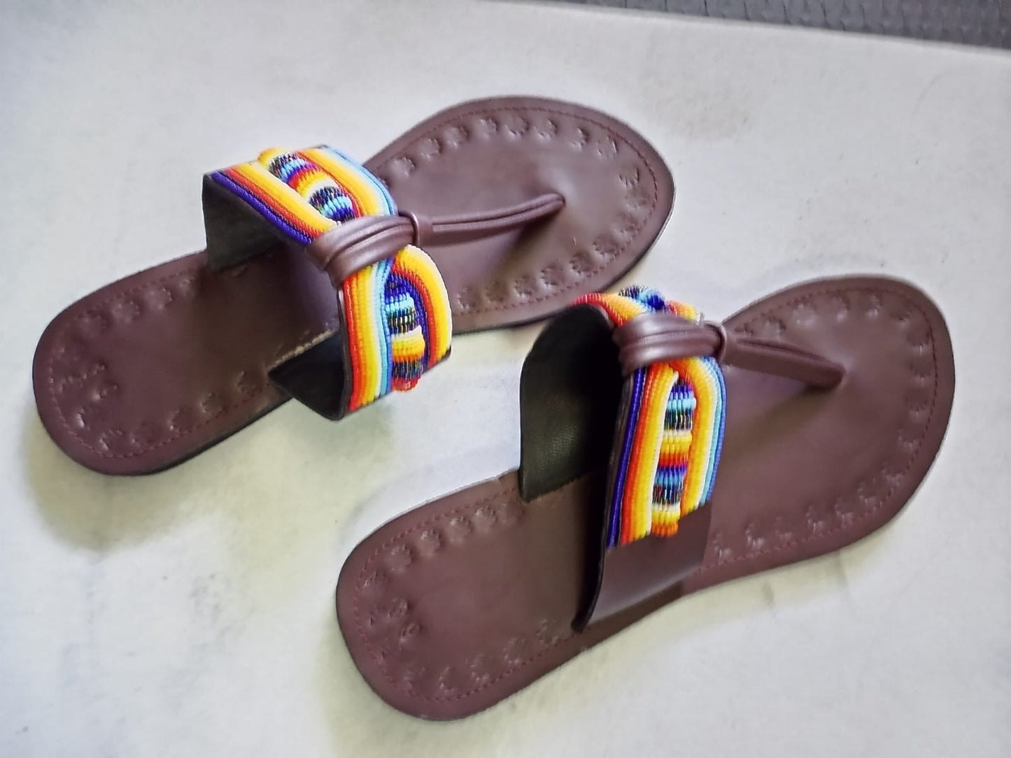 Afrikanische handgefertigte Perlensandalen