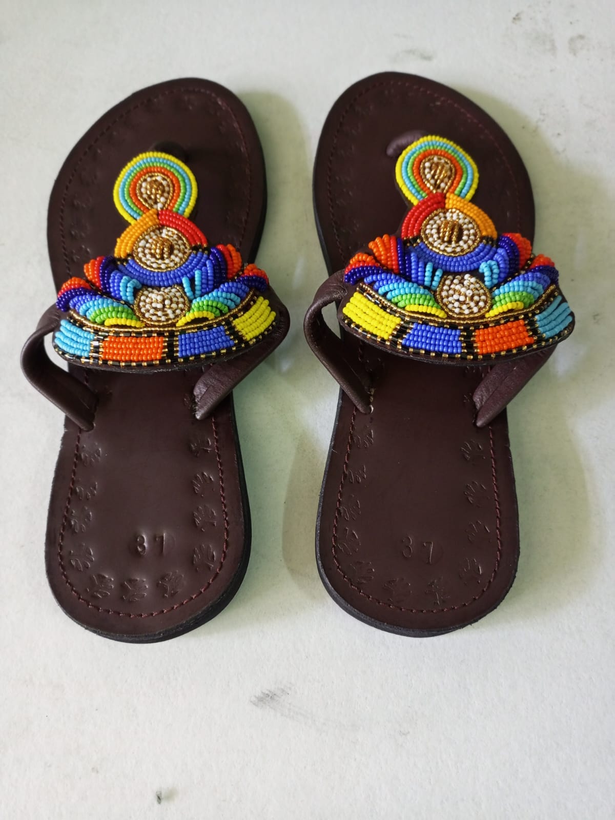 Afrikanische handgefertigte Perlensandalen