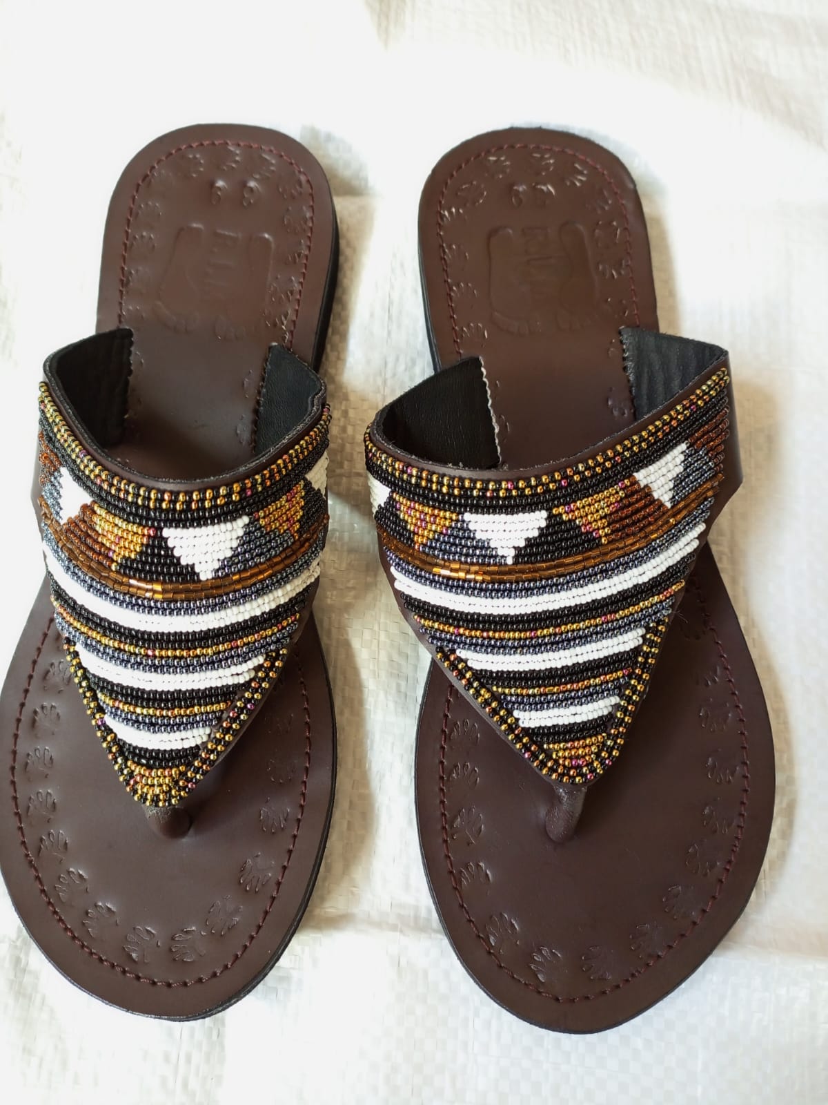 Afrikanische handgefertigte Perlensandalen