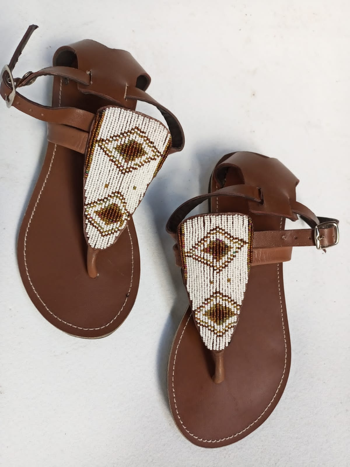 Afrikanische handgefertigte Perlensandalen