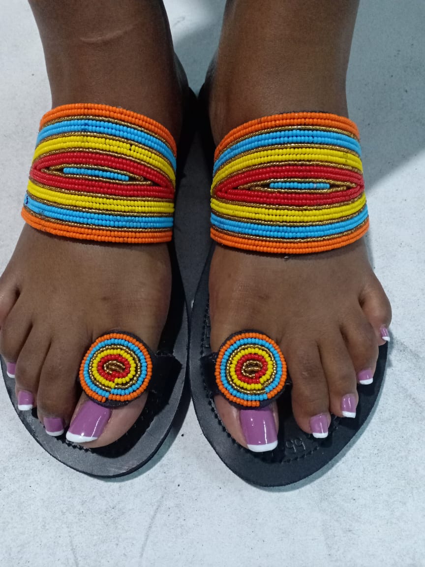 Afrikanische handgefertigte Perlensandalen